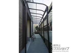 のテラス屋根 ヴェクターテラス R型 テラスタイプ 三連棟 積雪〜20cm対応＋ヴェクターテラス 目隠しパネル 格子ユニット（正面）横格子 施工例