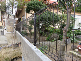 のフェンス・柵 イーネットフェンス1M型 間仕切り柱タイプ 施工例