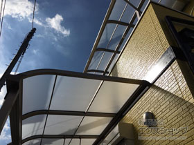 のバルコニー・ベランダ屋根 スピーネ R型 屋根タイプ 連棟 積雪〜20cm対応 施工例