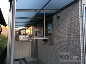 のテラス屋根 ヴェクターテラス F型 テラスタイプ 単体 積雪〜20cm対応＋ ヴェクターテラス用 吊り下げ式 固定物干し＋ヴェクターテラス用 前面パネル 施工例