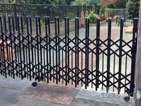 のカーゲート トリップゲート ペットガード型 ノンレール 片開き 33S 施工例