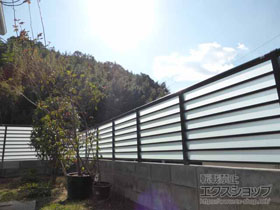 のフェンス・柵 サニーブリーズフェンスS型＜採光タイプ＞ 間仕切り柱 施工例