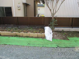 Value Selectのフェンス・柵・塀 ミエーネフェンス 目隠しルーバータイプ 自由柱施工 施工例