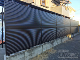 のフェンス・柵 ミエーネフェンス 目隠しルーバータイプ 2段支柱 施工例