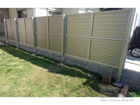 のフェンス・柵 ミエーネフェンス 目隠しルーバータイプ 2段支柱 自立建て用（パネル2段） 施工例