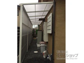 LIXIL(リクシル)の スピーネストックヤードF型 連棟 波板タイプ スクリーン仕様 積雪～20cm対応 施工例