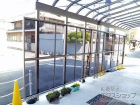 LIXIL(リクシル)のカーポート スピーネ 前面スクリーン 施工例