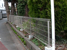 のフェンス・柵 イーネットフェンス 2F型 自由柱施工 施工例