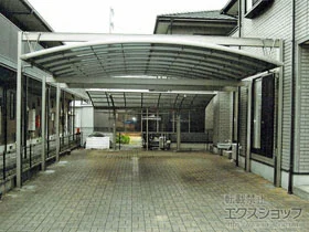 LIXIL リクシル(トステム)のカーポート マルチスクエア アール屋根 ワイド 両支持タイプ 積雪～20cm対応 施工例