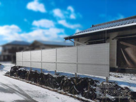 のフェンス・柵 ミエーネフェンス 目隠しルーバータイプ 2段支柱 自立建て用（パネル2段） 施工例