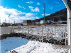 のフェンス・柵 ミエッタフェンス 2段支柱 自立建て用（パネル1段） 施工例