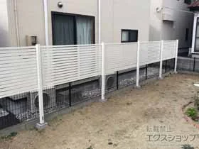 LIXIL(リクシル)のフェンス・柵・塀 プレスタフェンス 7Y型 横スリット アルミ多段柱使用 フリーポールタイプ（パネル1段） 施工例