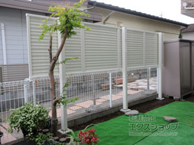 のフェンス・柵 ミエーネフェンス 目隠しルーバータイプ 2段支柱 自立建て用（パネル1段） 施工例