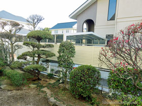 のフェンス・柵 プレスタフェンス 5型 横目隠し アルミ多段柱使用 自由柱（パネル1段） 施工例