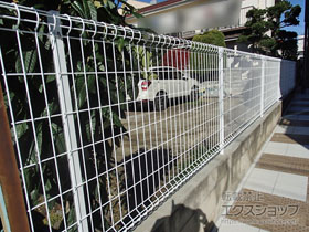 のフェンス・柵 メッシュマイアミフェンス8A型 自在柱 施工例