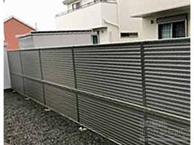 のフェンス・柵 ミエーネフェンス 目隠しルーバータイプ 2段支柱 自立建て用（パネル2段） 施工例