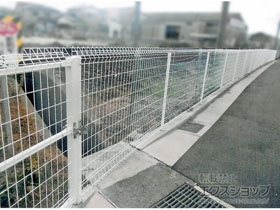のフェンス・柵 メッシュフェンス G10 自由柱 施工例