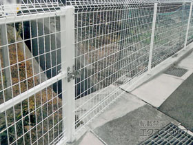 の門扉 メッシュフェンスG10 門扉 片開き 柱使用 施工例