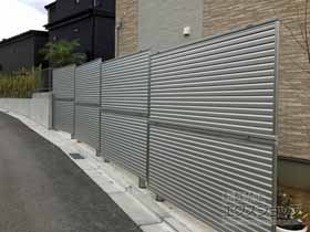 のフェンス・柵 ミエーネフェンス 目隠しルーバータイプ 2段支柱 自立建て用（パネル2段） 施工例