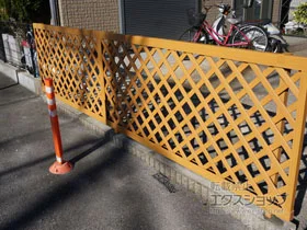 LIXIL(リクシル)のフェンス・柵・塀 木樹脂フェンス J1型 自在柱式 施工例
