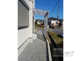 LIXIL(リクシル)のテラス屋根 スピーネ F型 テラスタイプ 単体 積雪～20cm対応 *正面台形納まり（正面波板貼り） 施工例