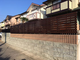のフェンス・柵 ルシアスフェンスH02型 横板格子 木調カラー 自由柱施工 施工例