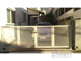 LIXIL(リクシル)の門扉 プレスタ門扉 2型 細たて桟 4枚折戸 施工例