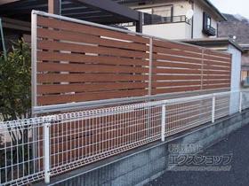 YKKAPのフェンス・柵・塀 ルシアスフェンスF04型 横板 木目カラー 2段支柱 自立建て用（パネル2段） 施工例