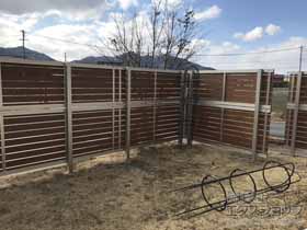 のフェンス・柵 ルシアスフェンスH02型 横板格子 複合カラー 2段支柱 自立建て用（パネル2段） 施工例