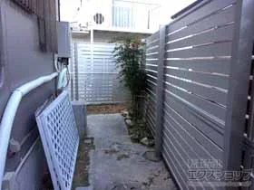 YKKAPのフェンス・柵・塀 シンプレオフェンスSY1型 横半目隠し 2段支柱 自立建て用（パネル2段） 施工例