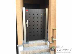 の門扉 ルシアス門扉AK01型 小窓 片開き 木調カラー 門柱使用 施工例