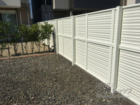 のフェンス・柵 ミエーネフェンス 目隠しルーバータイプ 2段支柱 自立建て用（パネル2段） 施工例