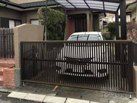 のカーゲート ルシアスアップゲート 4型 たて太格子 手動 施工例