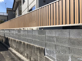 のフェンス・柵 ルシアスフェンスF03型 たて半目隠し 複合カラー 自由柱施工 施工例