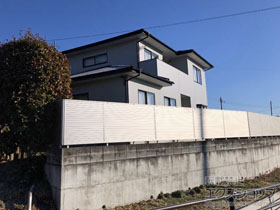 のフェンス・柵 シンプレオフェンス5型 横目隠し 自由柱施工 施工例