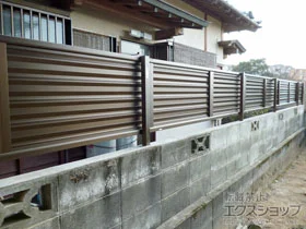 Value Selectのフェンス・柵・塀 ミエーネフェンス 目隠しルーバータイプ 自由柱 施工例