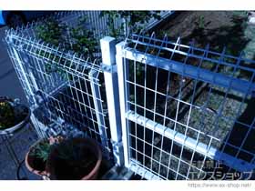 のフェンス・柵 メッシュフェンスG10-R 自在柱 施工例
