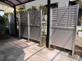 のフェンス・柵 LALAスクリーン 3型[半目隠し(横格子)] + 2型[全目隠し(横格子)]  形材タイプ 間仕切り支柱 施工例