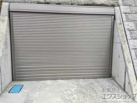 のガレージシャッター ガレージシャッタークワトロ 電動式 外部付タイプ※外部停電時開閉機構 施工例