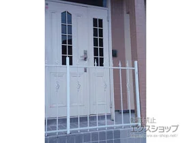 LIXIL(リクシル)のフェンス・柵・塀 ラフィーネフェンス2型 間仕切り柱 施工例