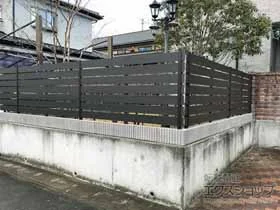 FandFのフェンス・柵・塀 マイティウッド リアルウッド 横貼り7段 隙間20ｍｍ 施工例