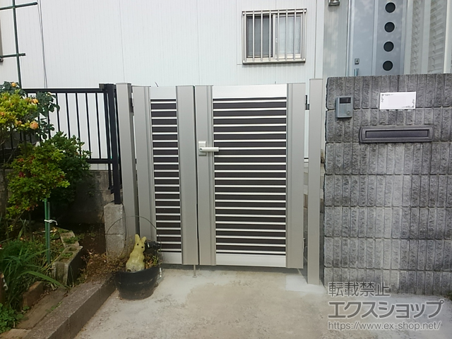 の門扉 ルシアス門扉CW02型 横目隠し 両開き親子 複合カラー 門柱使用 施工例