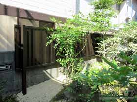 のフェンス・柵 レスティナフェンス8型 たて目隠し 上段のみ設置 自立建て用 施工例