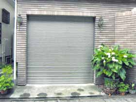 のガレージシャッター ガレージシャッタークワトロ 電動式 内部付タイプ 施工例