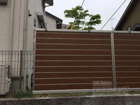 YKKAPのフェンス・柵・塀 ルシアスフェンスF02型 横目隠し 自由柱 施工例