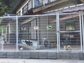 のフェンス・柵 イーネットフェンス2M型 間仕切柱施工 施工例