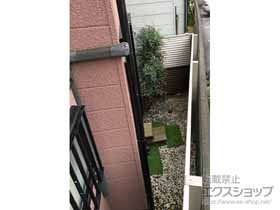 のフェンス・柵 ミエーネフェンス 目隠しルーバータイプ 2段支柱 自立建て用（パネル2段） 施工例