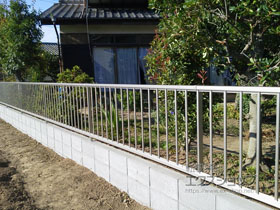 のフェンス・柵 ミエッタフェンス 防犯たて格子タイプ 自由柱 施工例