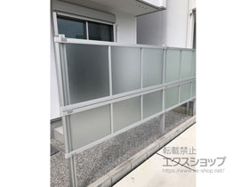 のフェンス・柵 ライシスフェンスP型 多段柱 本体色：ナチュラルシルバー 施工例