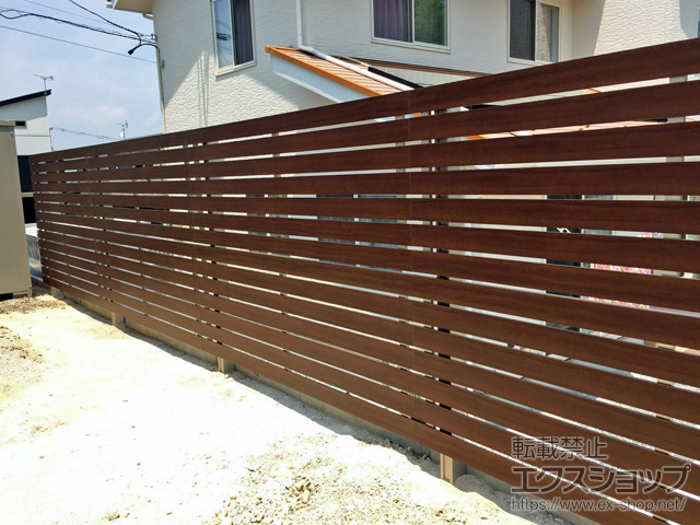 のフェンス・柵 ルシアスフェンスH02型 横板格子 木調カラー 2段支柱 自立建て用 施工例